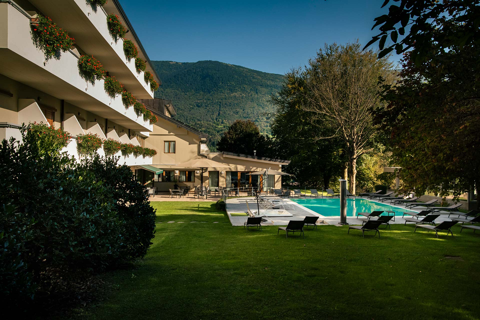 Giardino con piscina | Vital Hotel Flora Relax Room | Vital Hotel Flora