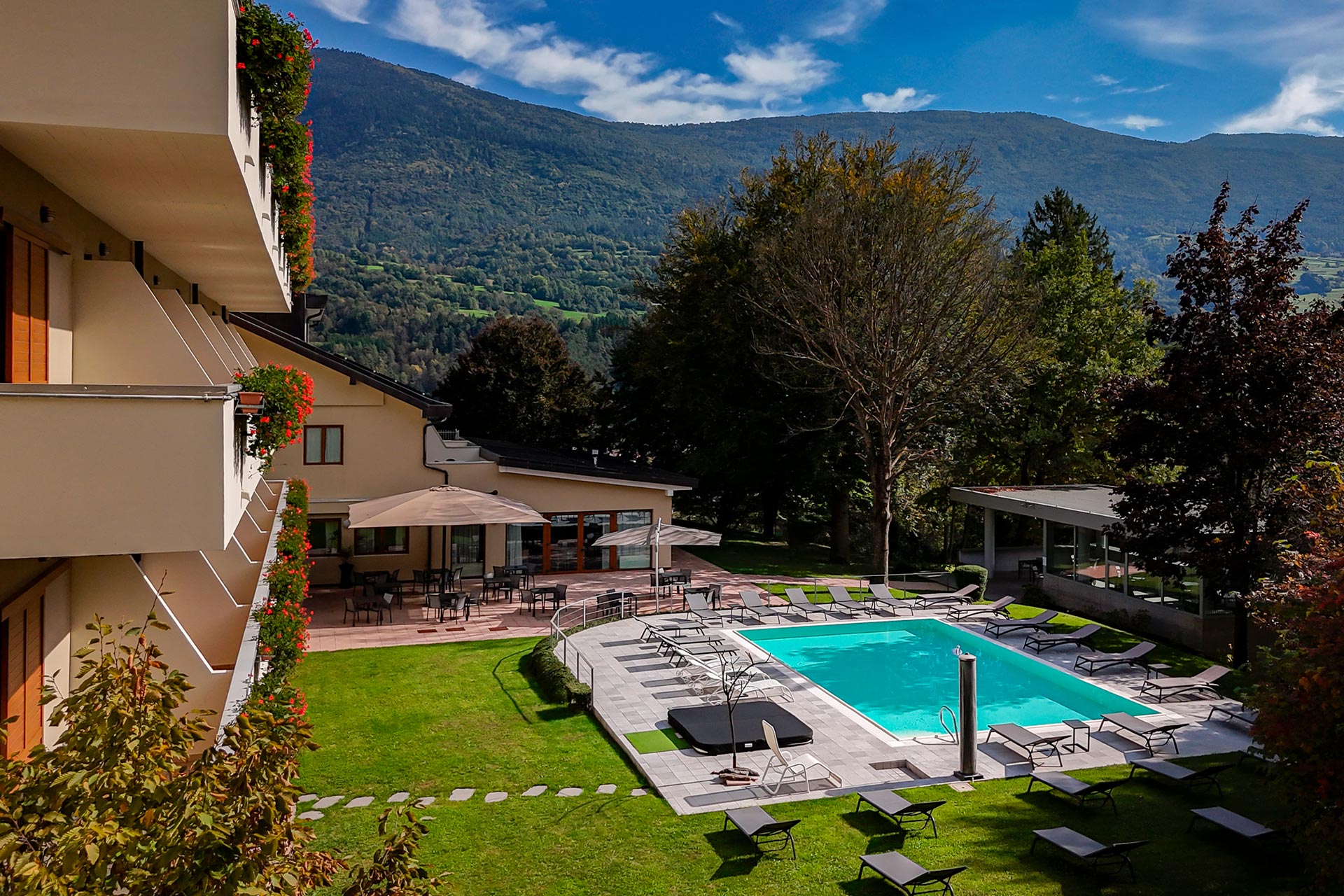 Giardino con piscina | Vital Hotel Flora